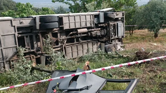 Üniversite öğrencilerini taşıyan tur otobüsü şarampole devrildi: 3'ü ağır 12 yaralı
