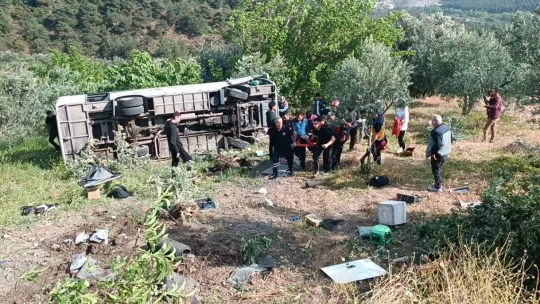 Üniversite öğrencilerini taşıyan tur otobüsü şarampole devrildi: 3'ü ağır 12 yaralı