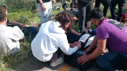 Üniversite öğrencilerini taşıyan tur otobüsü şarampole devrildi: 3'ü ağır 12 yaralı
