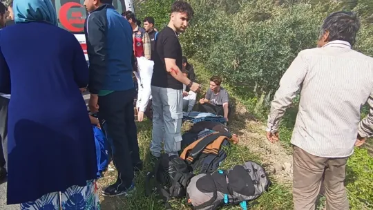 Üniversite öğrencilerini taşıyan tur otobüsü şarampole devrildi: 3'ü ağır 12 yaralı