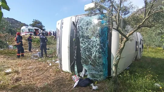 Üniversite öğrencilerini taşıyan tur otobüsü şarampole devrildi: 3'ü ağır 12 yaralı