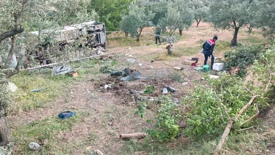 Üniversite öğrencilerini taşıyan tur otobüsü şarampole devrildi: 3'ü ağır 12 yaralı