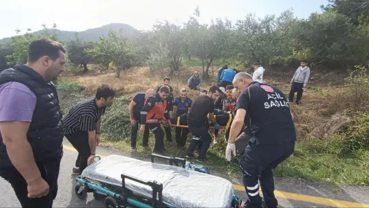 Üniversite öğrencilerini taşıyan tur otobüsü şarampole devrildi: 3'ü ağır 12 yaralı