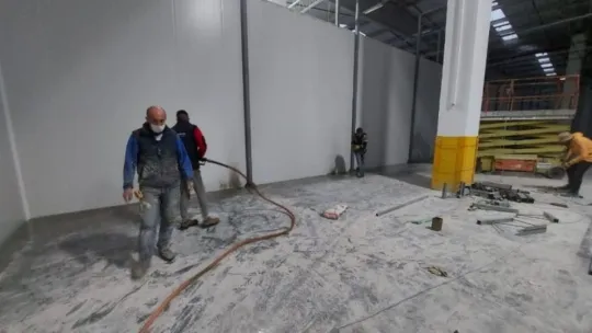 Ünlü alışveriş firmalarının deposunda yangın!