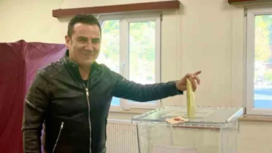 Ünlü isimler sandık başında fotoğraflarını paylaştı
