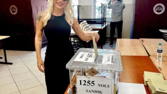 Ünlü isimler sandık başında fotoğraflarını paylaştı