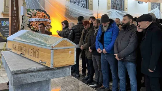 Ünlü oyuncunun babası İzmit'ten son yolculuğuna uğurlandı