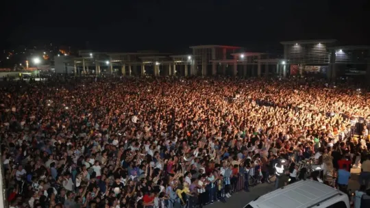 Haluk Levent, sahneye atlayan hayranına böyle sarıldı