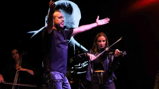 Haluk Levent, sahneye atlayan hayranına böyle sarıldı