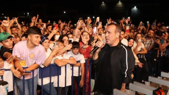 Haluk Levent, sahneye atlayan hayranına böyle sarıldı