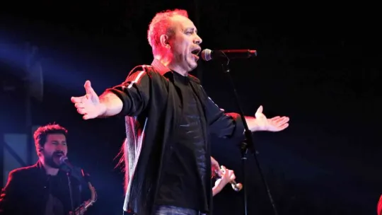 Haluk Levent, sahneye atlayan hayranına böyle sarıldı