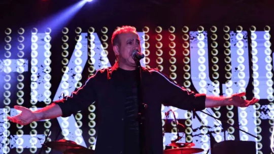 Haluk Levent, sahneye atlayan hayranına böyle sarıldı