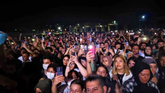Haluk Levent, sahneye atlayan hayranına böyle sarıldı
