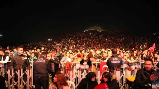 Ünlü sanatçı sahnede hayali düğününü yaptı
