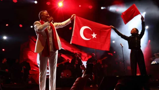 Ünlü sanatçı sahnede hayali düğününü yaptı