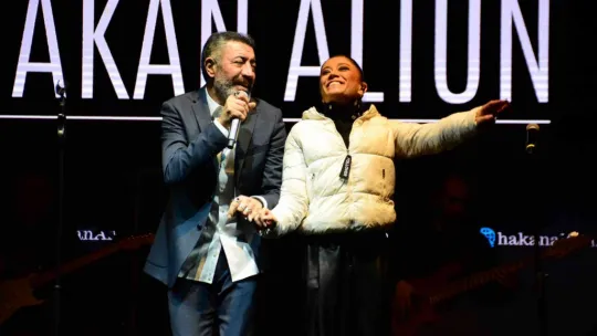 Ünlü sanatçı sahnede hayali düğününü yaptı