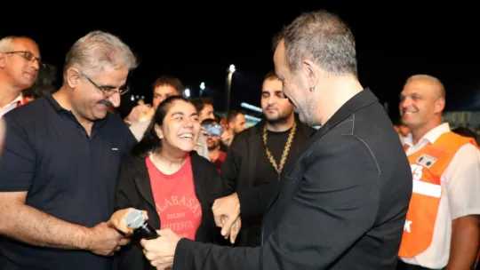 Ünlü sanatçı seyircilerin arasına daldı