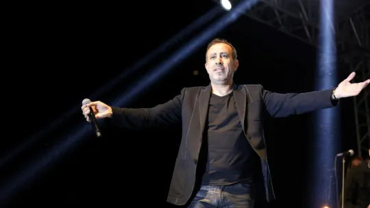 Ünlü sanatçı seyircilerin arasına daldı