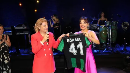 İzmit Göksel ile coştu