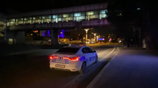 Üst geçidi kullanmayan 2 kişiye motosiklet çarptı