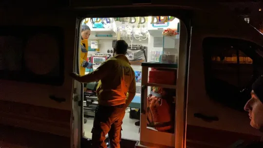 Üst geçidi kullanmayan 2 kişiye motosiklet çarptı