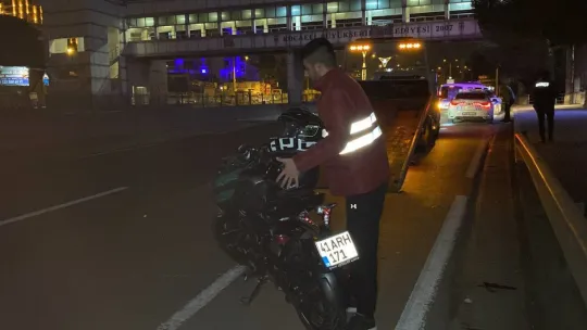 Üst geçidi kullanmayan 2 kişiye motosiklet çarptı