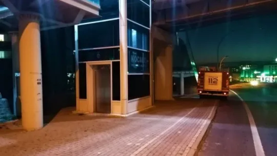 Üst geçidin asansöründe mahsur kaldılar!