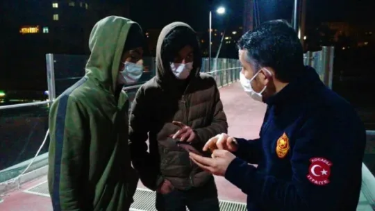 Üst geçidin asansöründe mahsur kaldılar!