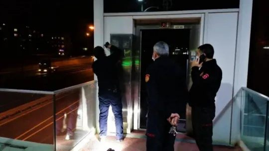 Üst geçidin asansöründe mahsur kaldılar!