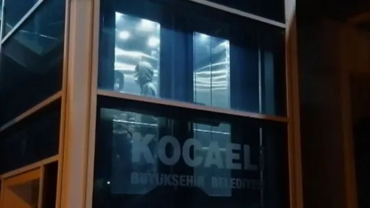 Üst geçidin asansöründe mahsur kaldılar!