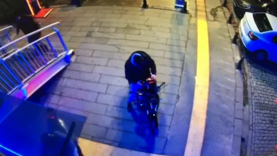 Üst geçit asansörüne motosikletle çarpıp kaçtılar