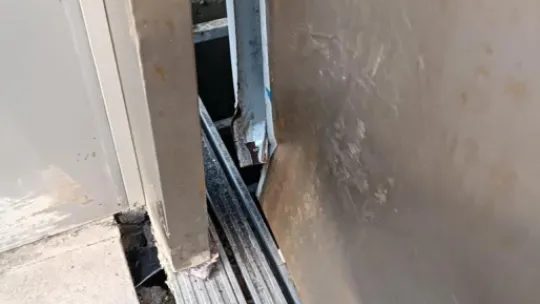 Üst geçit asansörüne motosikletle çarpıp kaçtılar