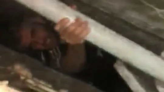 Uyuşturucu ticaretinden 12 yıl ceza aldı, tahtalar arasında böyle yakalandı