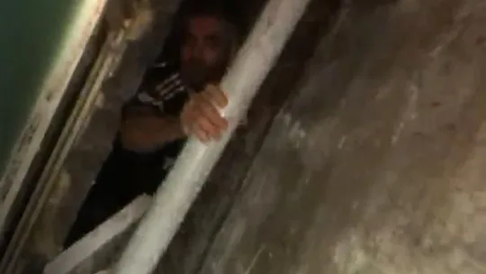 Uyuşturucu ticaretinden 12 yıl ceza aldı, tahtalar arasında böyle yakalandı