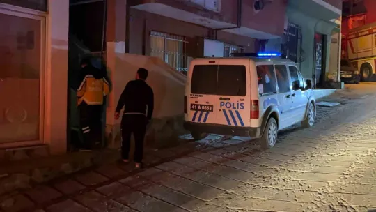 Uyuyakalan karısını balkondan girerek uyandırdı