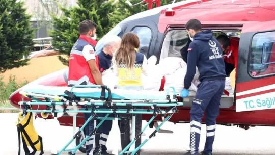 Üzerine benzin dökerek yakan genç helikopterle Kocaeli'ne sevk edildi