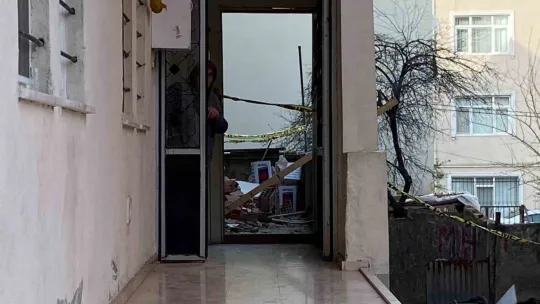 Üzerine duvar yıkılan çocuk hayatını kaybetti