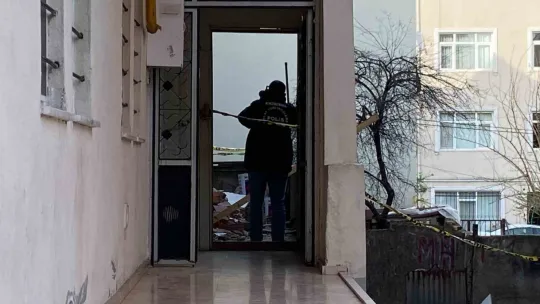 Üzerine duvar yıkılan çocuk hayatını kaybetti