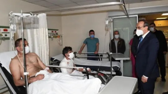 Vali Yavuz, fabrikadaki patlamada yaralanan işçileri ziyaret etti