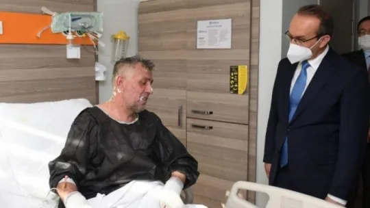 Vali Yavuz, fabrikadaki patlamada yaralanan işçileri ziyaret etti