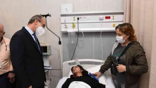 Vali Yavuz, feci kazada yaralanan öğrencileri hastanede ziyaret etti