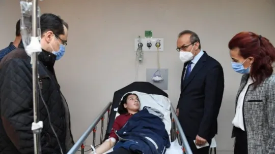 Vali Yavuz, feci kazada yaralanan öğrencileri hastanede ziyaret etti