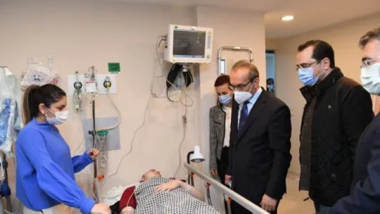 Vali Yavuz, feci kazada yaralanan öğrencileri hastanede ziyaret etti