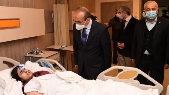 Vali Yavuz, feci kazada yaralanan öğrencileri hastanede ziyaret etti