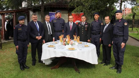 Vali Yavuz polis ve jandarma ekipleriyle bayramlaştı