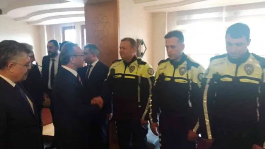 Vali Yavuz polis ve jandarma ekipleriyle bayramlaştı