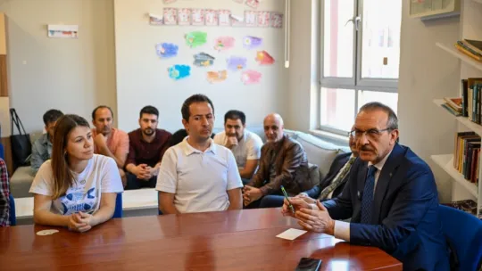 Vali Yavuz, şiddetin yaşandığı ilkokulu ziyaret etti: Her daim yanınızdayım