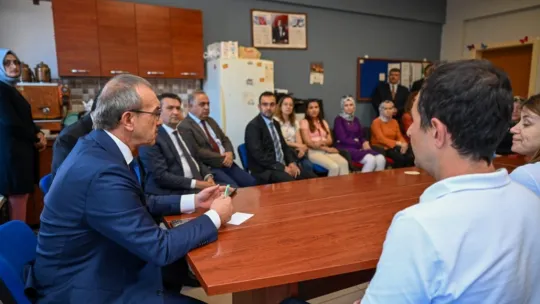 Vali Yavuz, şiddetin yaşandığı ilkokulu ziyaret etti: Her daim yanınızdayım