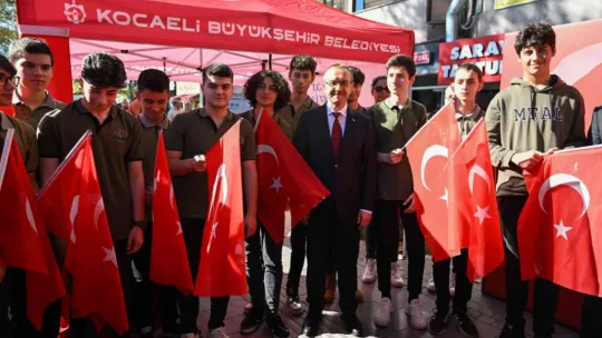 Vali Yavuz sokak sokak gezerek, Türk bayrağı dağıttı