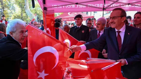 Vali Yavuz sokak sokak gezerek, Türk bayrağı dağıttı